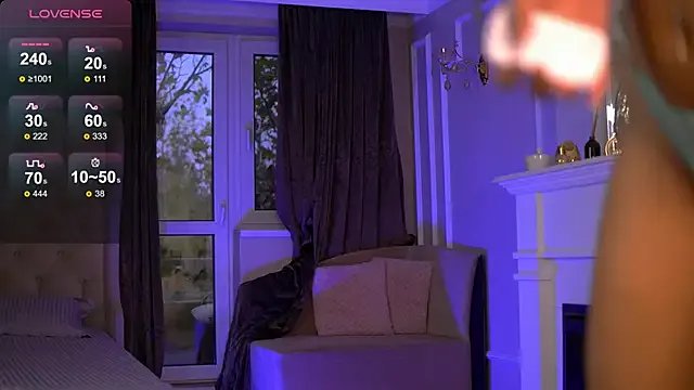 EmaHallee on StripChat