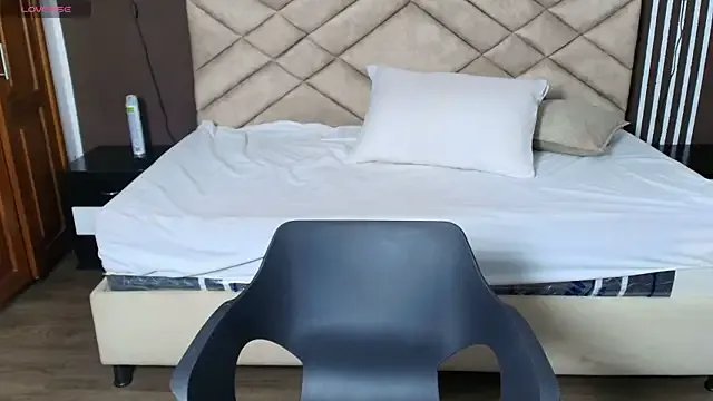 Laracooper_ on StripChat 